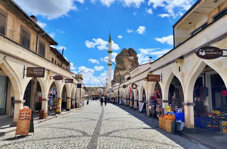 Ortahisar çarşı sokakları taş kemerli dükkanlar Kapadokya